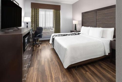 Habitación adaptada para personas de movilidad reducida - No fumadores - Cama extragrande del hotel La Quinta Inn By Wyndham Buffalo Airport. Foto 2