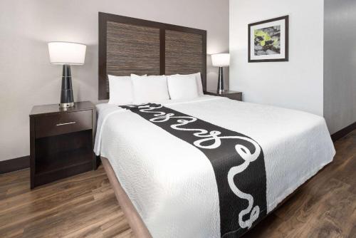 Habitación adaptada para personas de movilidad reducida - No fumadores - Cama extragrande del hotel La Quinta Inn By Wyndham Buffalo Airport. Foto 3