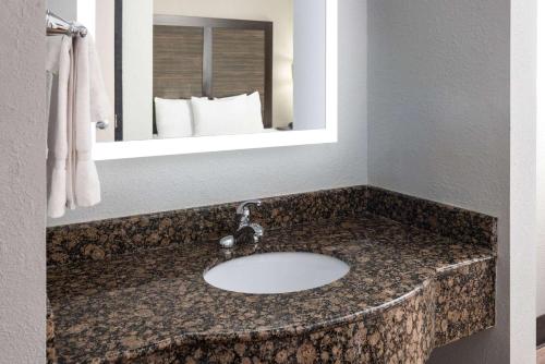 Habitación adaptada para personas de movilidad reducida - No fumadores - Cama extragrande del hotel La Quinta Inn By Wyndham Buffalo Airport. Foto 5