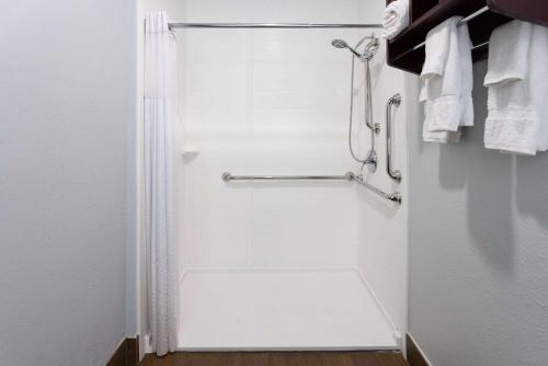 Habitación adaptada para personas de movilidad reducida - No fumadores - Cama extragrande del hotel La Quinta Inn By Wyndham Buffalo Airport. Foto 9