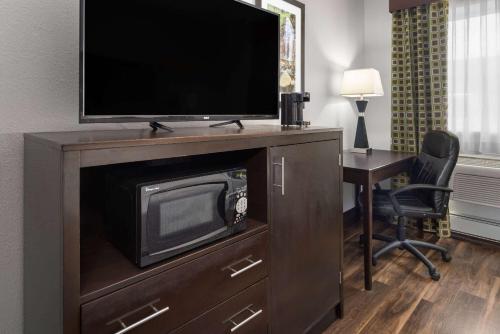 Habitación adaptada para personas de movilidad reducida - No fumadores - Cama extragrande del hotel La Quinta Inn By Wyndham Buffalo Airport. Foto 4