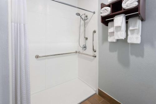 Habitación adaptada para personas de movilidad reducida - No fumadores - Cama extragrande del hotel La Quinta Inn By Wyndham Buffalo Airport. Foto 7