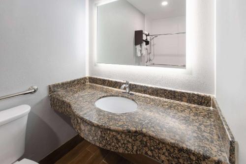 Habitación adaptada para personas de movilidad reducida - No fumadores - Cama extragrande del hotel La Quinta Inn By Wyndham Buffalo Airport. Foto 8