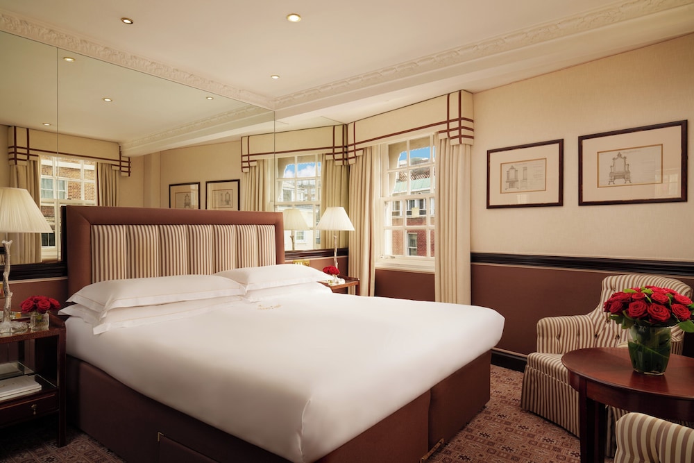 Habitación superior, 1 cama de matrimonio grande del hotel The Chesterfield Mayfair. Foto 1
