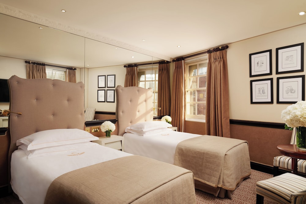 Habitación superior con 2 camas individuales del hotel The Chesterfield Mayfair. Foto 1
