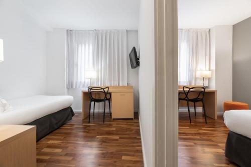 Habitación Doble con cama supletoria del hotel Eurostars Marques De Vallejo. Foto 1