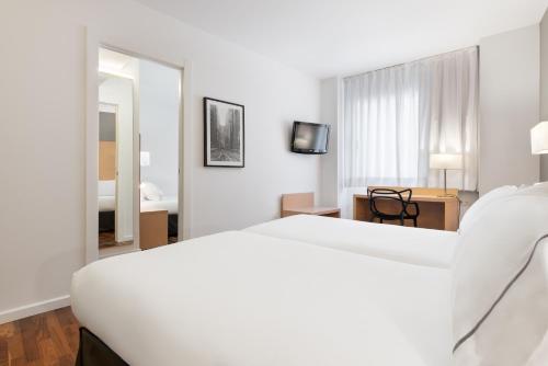 Habitación Doble con cama supletoria del hotel Eurostars Marques De Vallejo. Foto 4