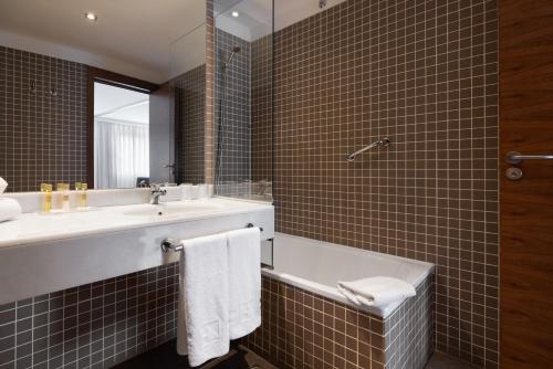 Habitación Deluxe del hotel Eurostars Marques De Vallejo. Foto 1