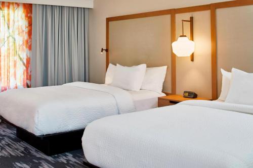 Habitación Doble - 2 camas dobles y sofá cama del hotel Fairfield Inn And Suites By Marriott Albany Airport. Foto 1