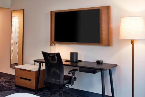 Habitación con 2 camas grandes - Adaptada para personas con problemas de audición del hotel Fairfield Inn And Suites By Marriott Albany Airport. Foto 3
