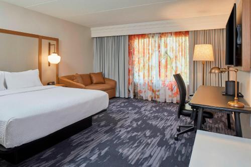 Habitación con cama extragrande y sofá cama del hotel Fairfield Inn And Suites By Marriott Albany Airport