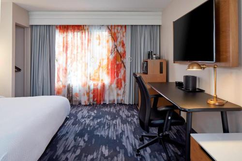 Habitación con cama extragrande y sofá cama del hotel Fairfield Inn And Suites By Marriott Albany Airport. Foto 3