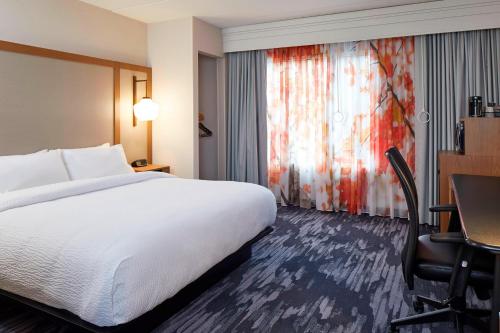 Habitación con cama extragrande y sofá cama del hotel Fairfield Inn And Suites By Marriott Albany Airport. Foto 4