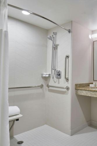 Habitación con cama extragrande y sofá cama del hotel Fairfield Inn And Suites By Marriott Albany Airport. Foto 8