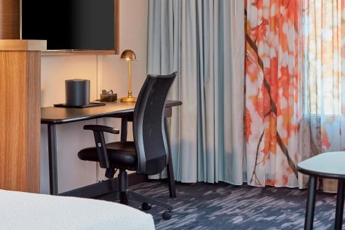 Suite con cama extragrande y sofá cama del hotel Fairfield Inn And Suites By Marriott Albany Airport. Foto 2
