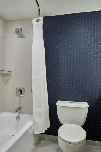King Room with Bathtub and Sofa Bed - Mobility Access/Hearing Accessible del hotel Fairfield Inn And Suites By Marriott Albany Airport. Foto 10