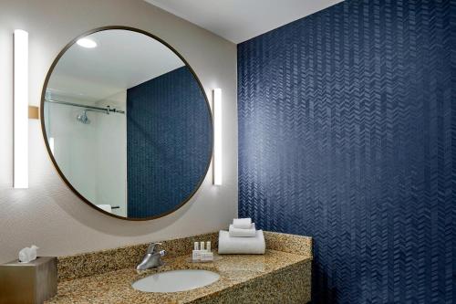 King Room with Bathtub - Mobility Access/Hearing Accessible del hotel Fairfield Inn And Suites By Marriott Albany Airport. Foto 2