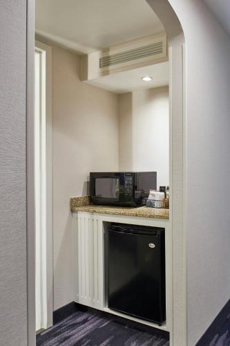 King Room with Bathtub - Mobility Access/Hearing Accessible del hotel Fairfield Inn And Suites By Marriott Albany Airport. Foto 6