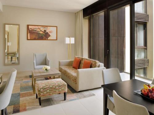 Deluxe King Suite with City Side View del hotel Mövenpick Hotel Tahlia Jeddah. Foto 4