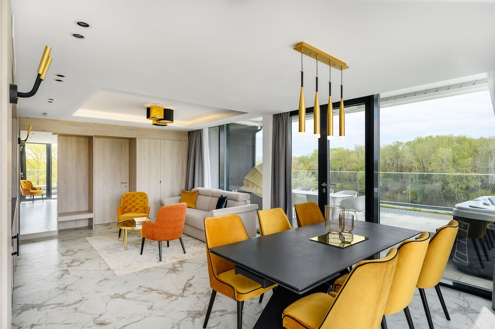 Habitación Executive con 1 cama doble y sofá del hotel Mercure Tokaj Center. Foto 2