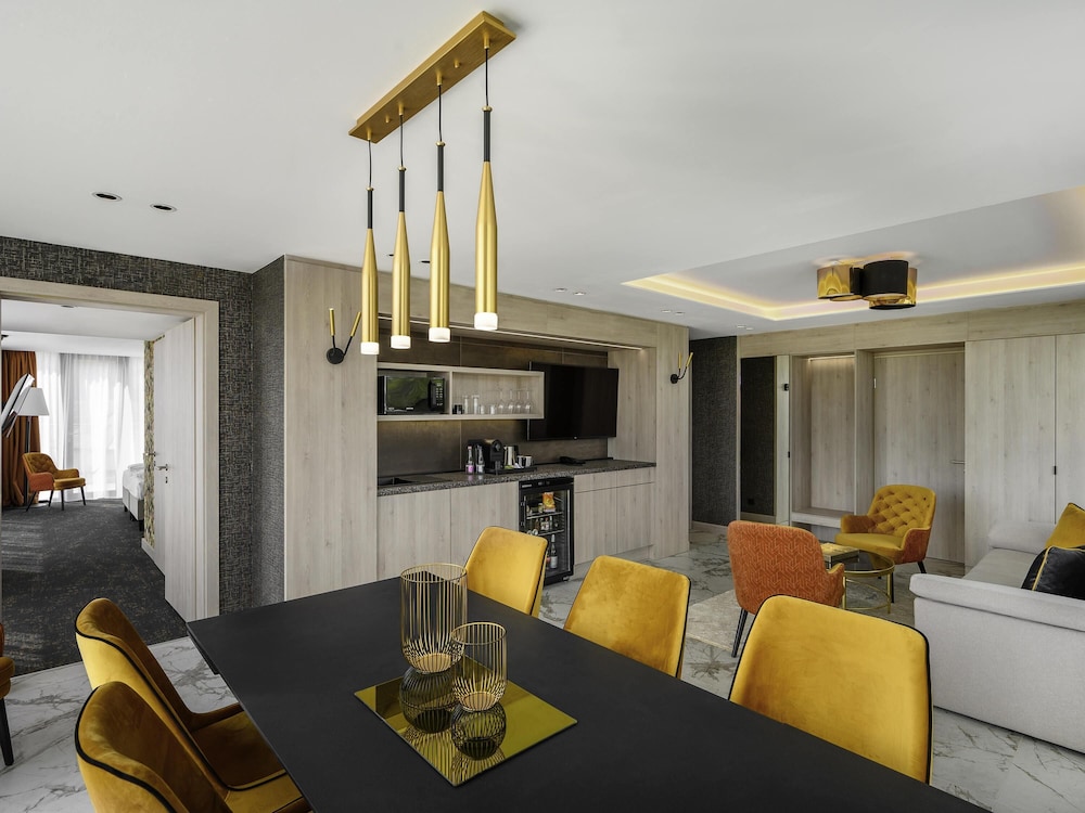 Habitación Executive con 1 cama doble y sofá del hotel Mercure Tokaj Center. Foto 6