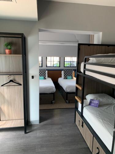 Quadruple Room ADA del hotel Generator Miami. Foto 4