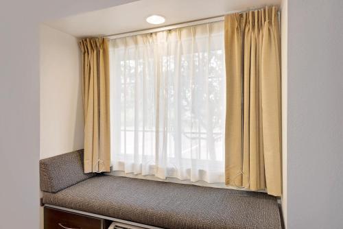 Habitación con 2 camas grandes y bañera - Adaptada para personas con movilidad reducida/discapacidad auditiva - No fumadores del hotel Microtel Inn And Suites By Wyndham Geneva