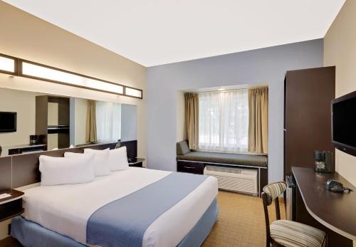 Suite Estudio Deluxe con cama grande - Para no fumadores del hotel Microtel Inn And Suites By Wyndham Geneva. Foto 3