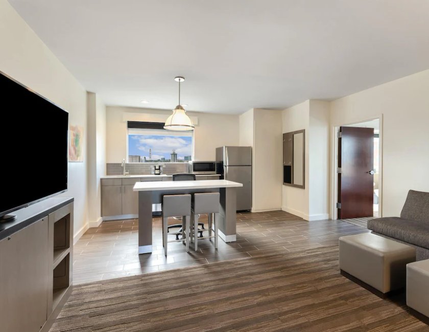 Suite estudio, 1 cama de matrimonio grande con sofá cama del hotel Hyatt House Orlando International Drive. Foto 3