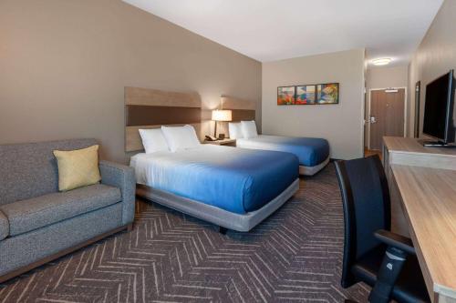 Habitación adaptada para personas de movilidad reducida - 2 camas grandes - No fumadores del hotel La Quinta Inn & Suites by Wyndham Middletown-Goshen. Foto 2