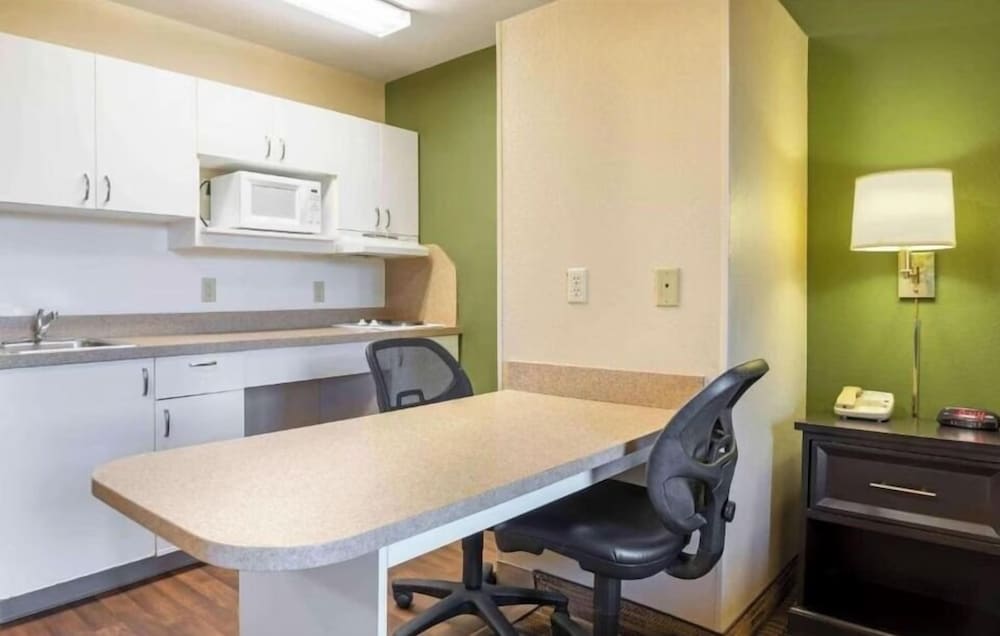 Habitación, 1 cama de matrimonio, no fumadores, cocina del hotel Studio 6 Corporate Extended Stay Rochester Henrietta NY. Foto 7