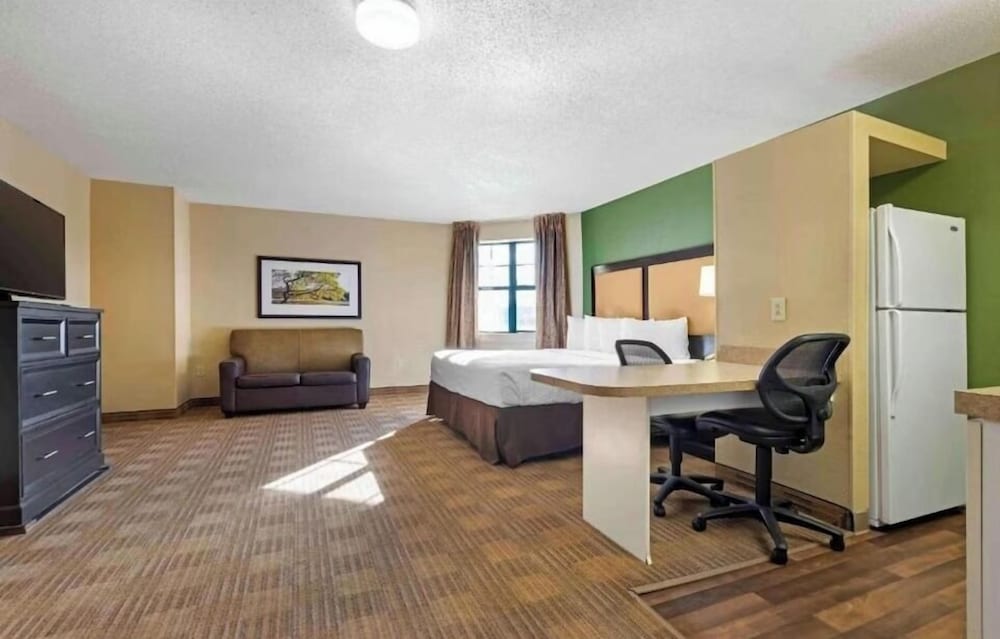 Habitación, 1 cama de matrimonio grande, no fumadores (Roll - In Shower, Kitchen) del hotel Studio 6 Corporate Extended Stay Rochester Henrietta NY. Foto 3