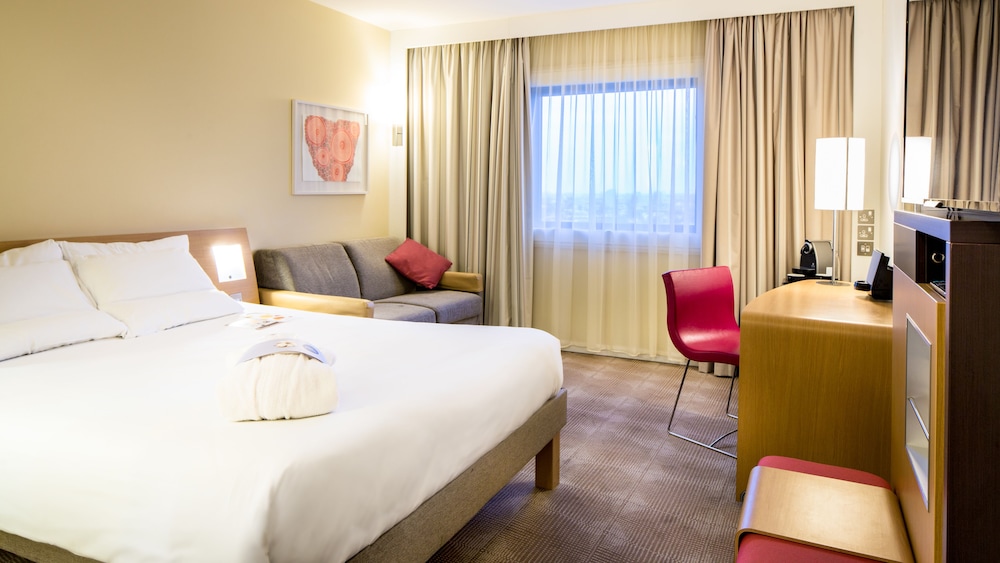 Habitación doble superior, 1 cama de matrimonio con sofá cama del hotel Novotel London Paddington. Foto 7