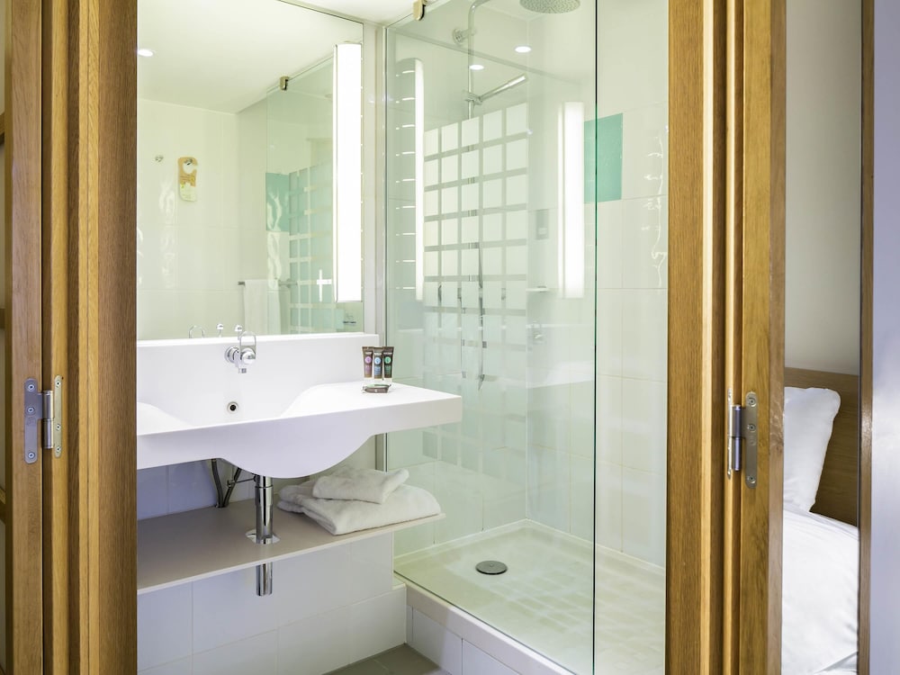 Habitación doble superior, 1 cama de matrimonio con sofá cama del hotel Novotel London Paddington. Foto 8