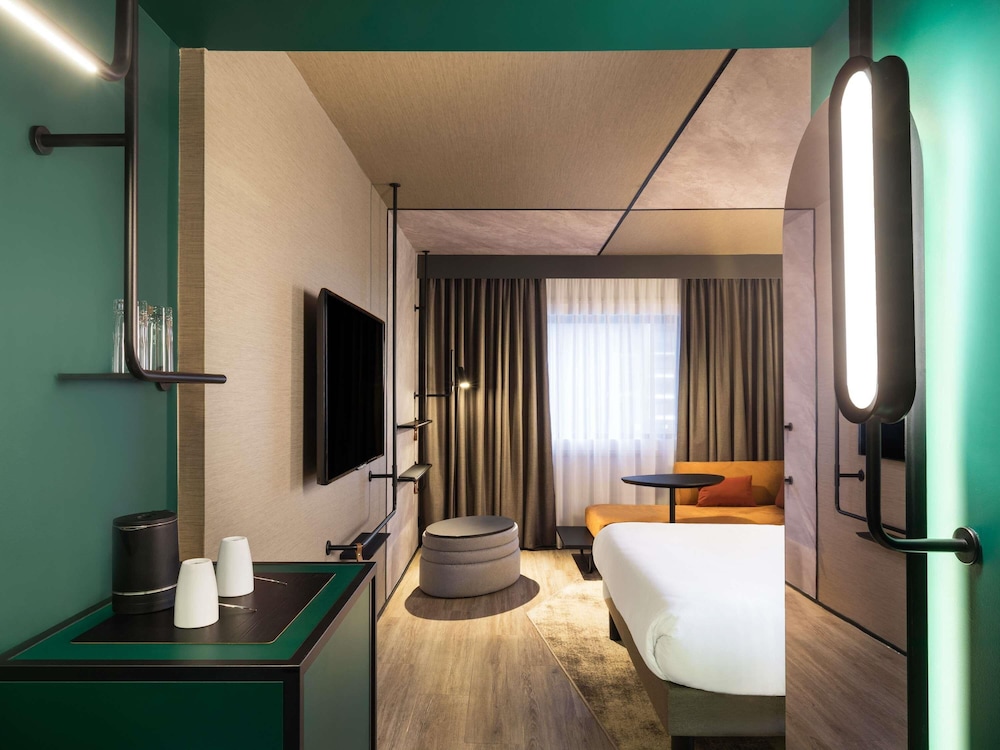 Habitación superior, 1 cama de matrimonio con sofá cama del hotel Novotel London Paddington. Foto 1