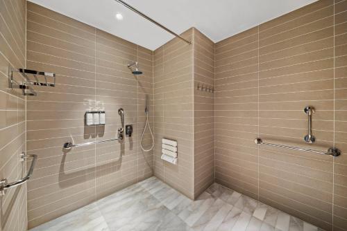 Habitación Deluxe con cama extragrande - Adaptada para personas de movilidad reducida del hotel Voco Makkah. Foto 3