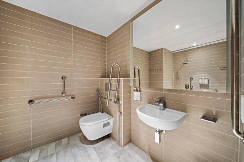 Habitación Deluxe con cama extragrande - Adaptada para personas de movilidad reducida del hotel Voco Makkah. Foto 6
