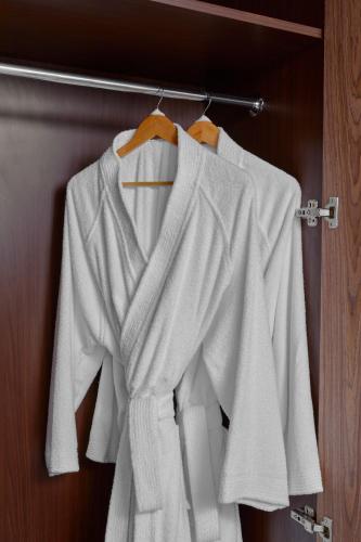 Habitación Deluxe con cama extragrande del hotel Voco Makkah. Foto 1