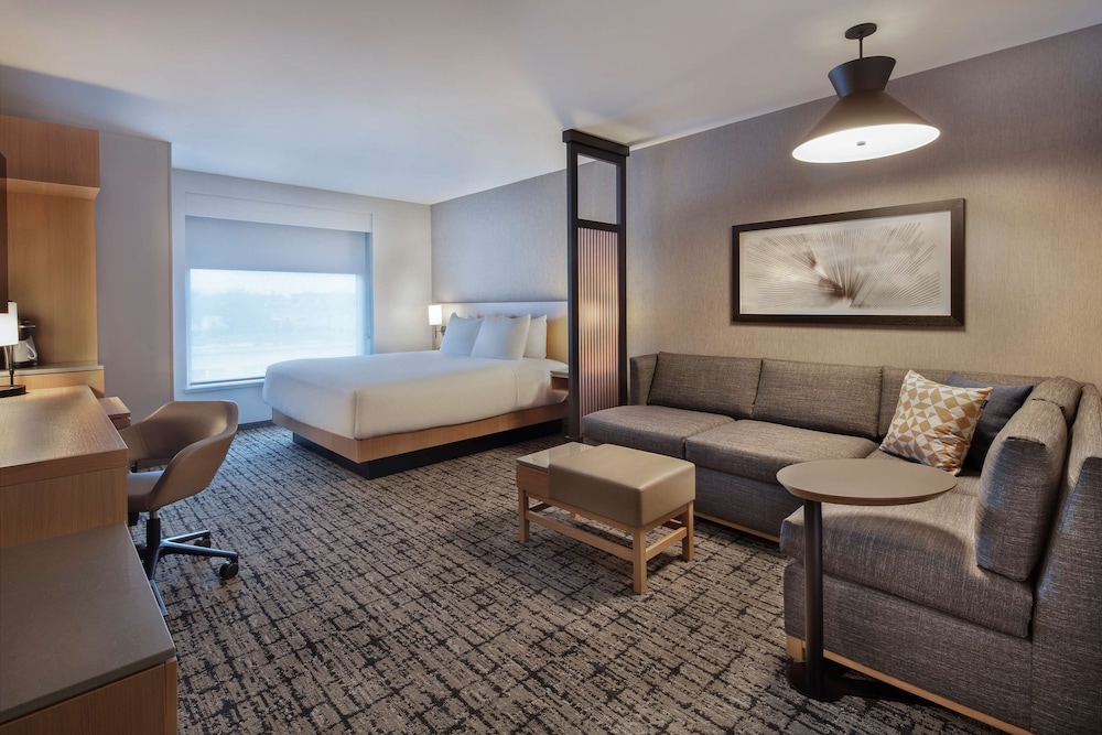 Estándar | Cama king (más sofá cama) del hotel Hyatt Place Moncton. Foto 1