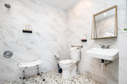 Habitación Estándar adaptada para personas con movilidad reducida - 1 cama extragrande del hotel Chesterfield Hotel y Suites