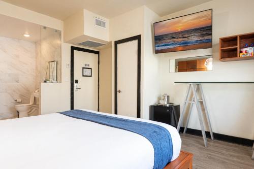 Habitación Estándar adaptada para personas con movilidad reducida - 1 cama extragrande del hotel Chesterfield Hotel y Suites. Foto 1