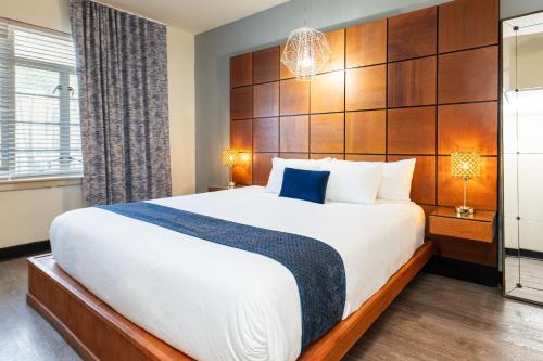 Habitación Estándar adaptada para personas con movilidad reducida - 1 cama extragrande del hotel Chesterfield Hotel y Suites. Foto 3