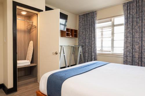 Habitación Estándar adaptada para personas con movilidad reducida - 1 cama extragrande del hotel Chesterfield Hotel y Suites. Foto 4
