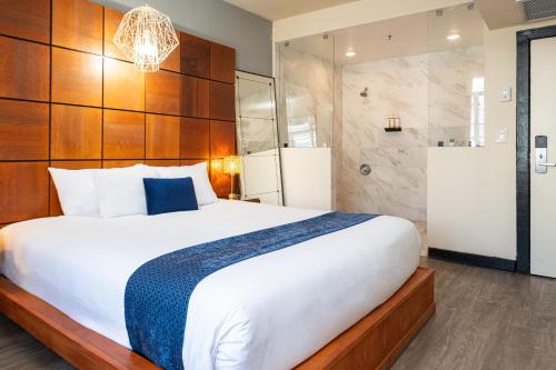 Habitación Estándar adaptada para personas con movilidad reducida - 1 cama extragrande del hotel Chesterfield Hotel y Suites. Foto 5