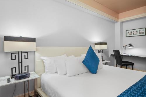 Suite Deluxe con 1 dormitorio con cama extragrande del hotel Riviera South Beach, A South Beach Group. Foto 7