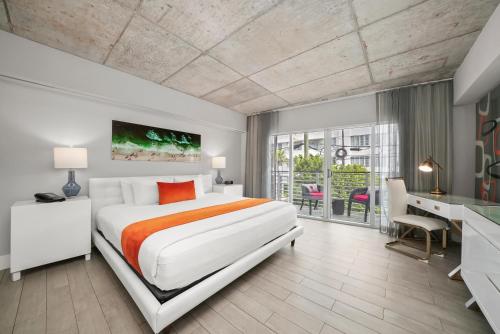Habitación Superior con balcón - Cama extragrande del hotel Riviera South Beach, A South Beach Group. Foto 8