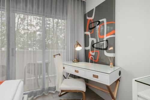 Alojamiento Doble Superior con cama grande y balcón del hotel Riviera South Beach, A South Beach Group