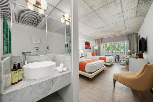 Alojamiento Doble Superior con cama grande y balcón del hotel Riviera South Beach, A South Beach Group. Foto 1