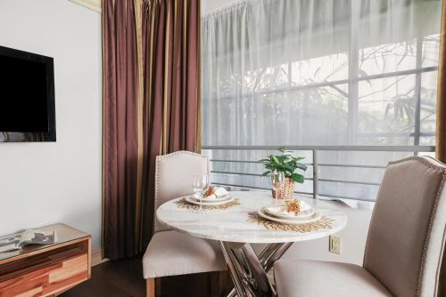 Suite Doble Deluxe de 1 dormitorio con cama grande del hotel Riviera South Beach, A South Beach Group. Foto 6