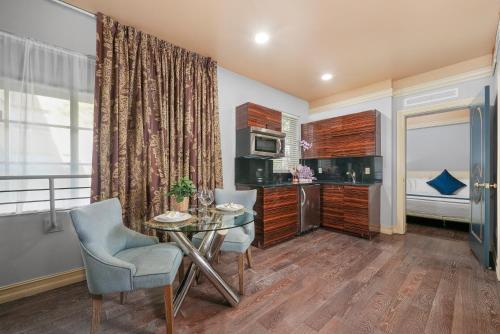 Suite Deluxe de 1 dormitorio con cama grande del hotel Riviera South Beach, A South Beach Group. Foto 1